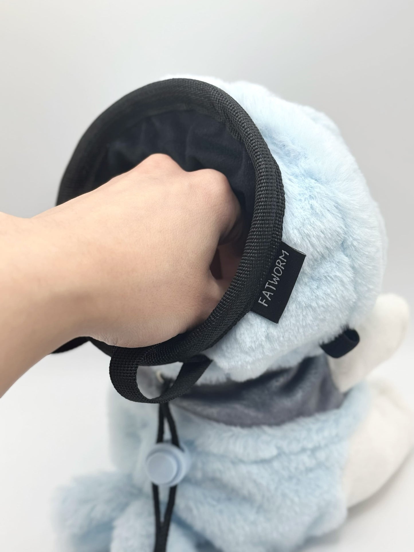 Mofusand Cat Climbing Chalk Bag – Sea Lion Edition. Plush, handmade chalk bag for bouldering and rock climbing by Fatworm Chalkbag. Cute and functiona