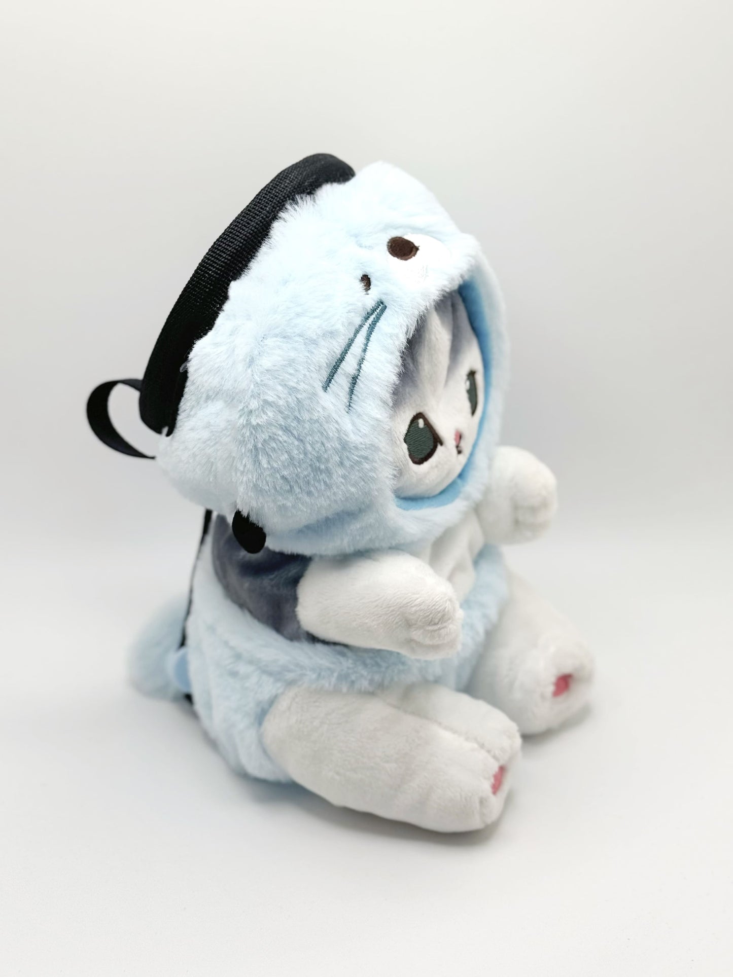 Mofusand Cat Climbing Chalk Bag – Sea Lion Edition. Plush, handmade chalk bag for bouldering and rock climbing by Fatworm Chalkbag. Cute and functiona