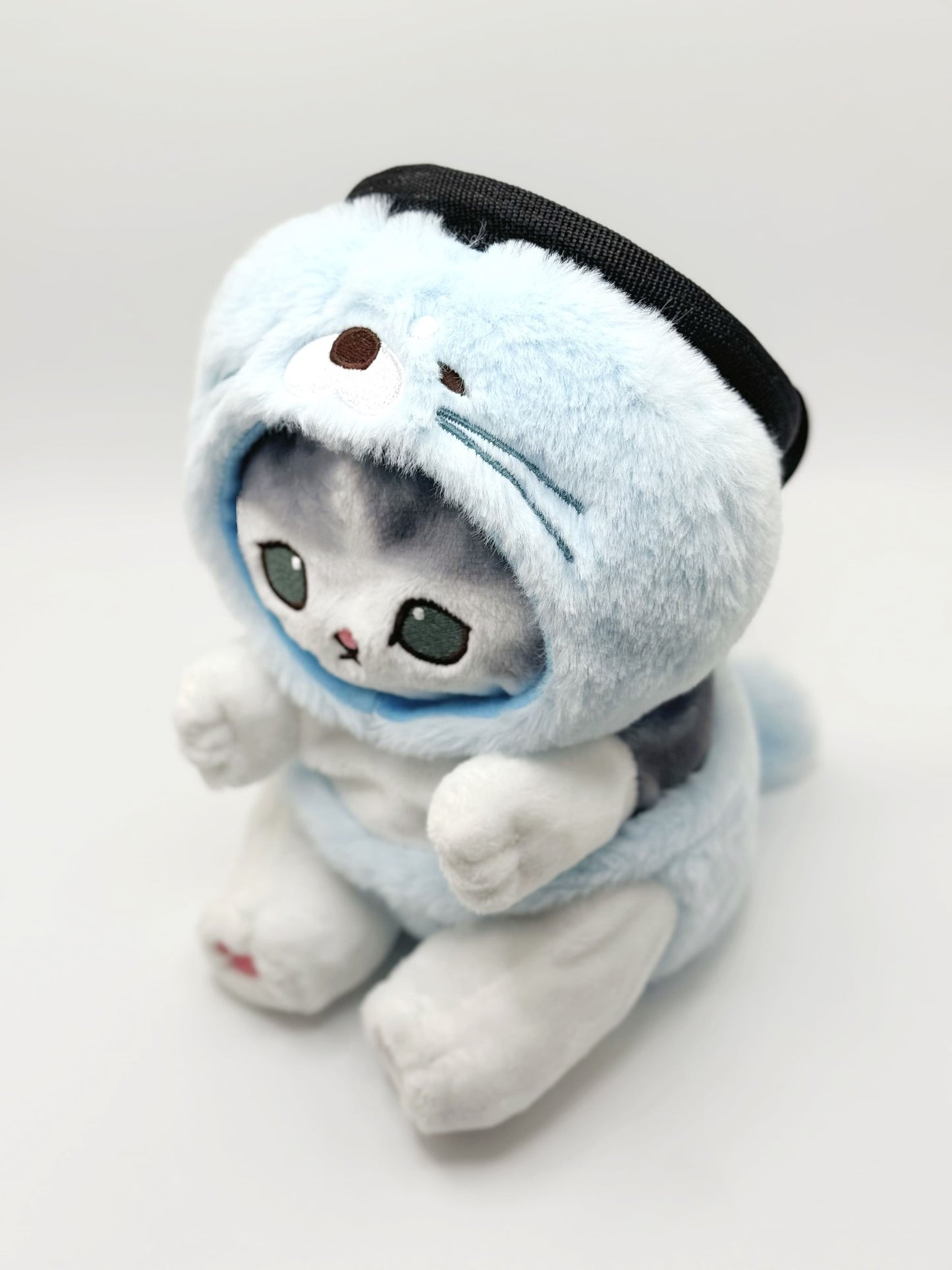 Mofusand Cat Climbing Chalk Bag – Sea Lion Edition. Plush, handmade chalk bag for bouldering and rock climbing by Fatworm Chalkbag. Cute and functiona