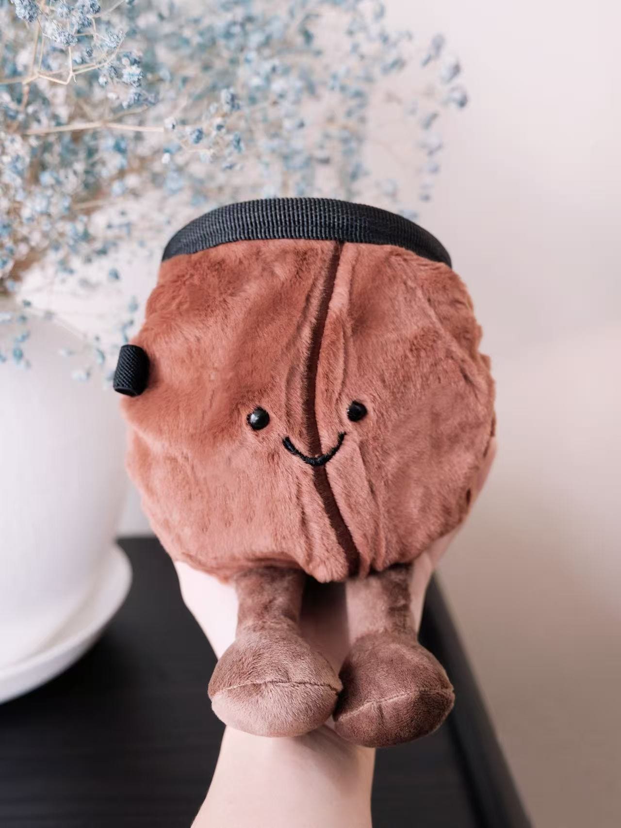 Mini coffee bean plush chalk bag for climbers—cute, handmade, and perfect for coffee lovers. Lightweight, functional, and ready for climbing