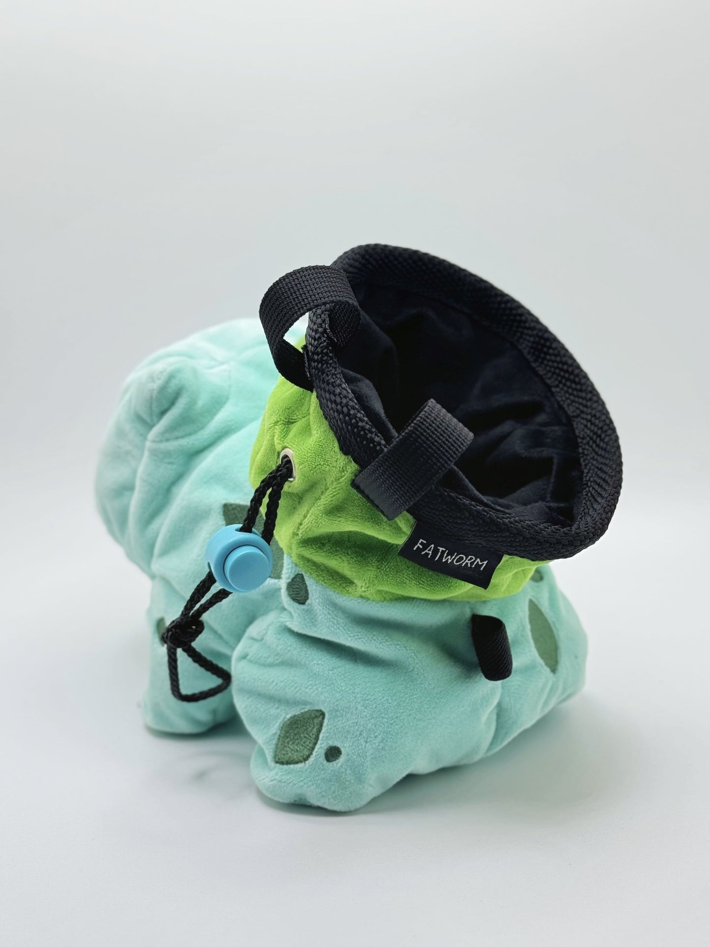 Smiling Bulbasaur cute plush chalk bag for rock climbing, available in two expression styles. This functional Grass-type plush makes an adorable climbing gift for climbers.