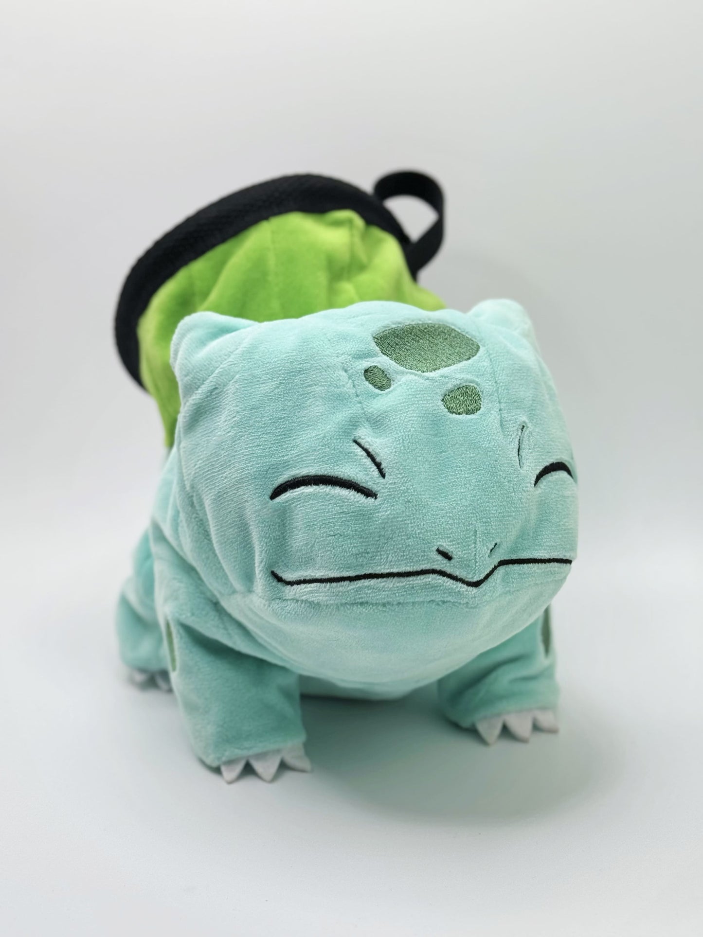 Smiling Bulbasaur cute plush chalk bag for rock climbing, available in two expression styles. This functional Grass-type plush makes an adorable climbing gift for climbers.