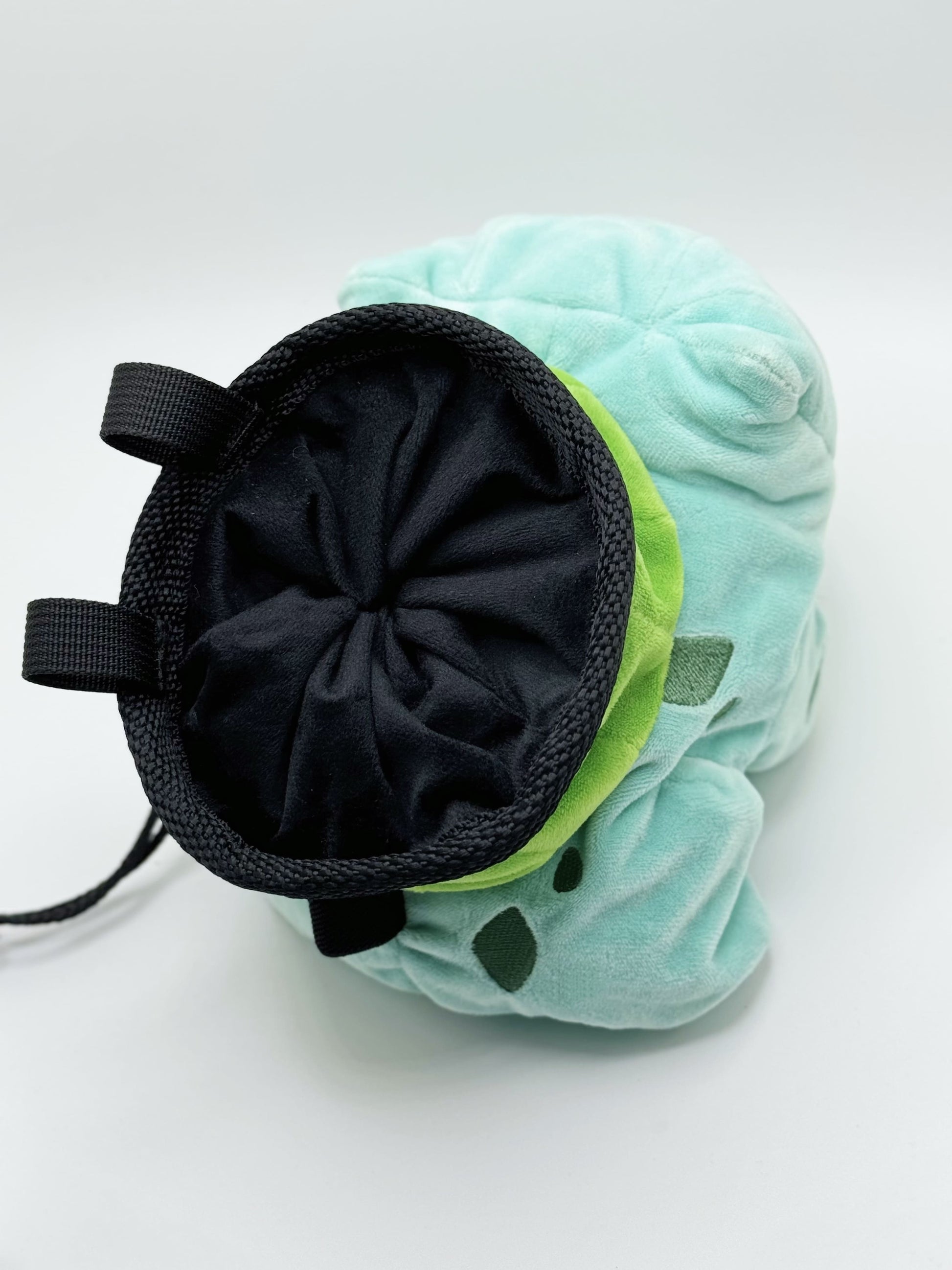 Smiling Bulbasaur cute plush chalk bag for rock climbing, available in two expression styles. This functional Grass-type plush makes an adorable climbing gift for climbers.