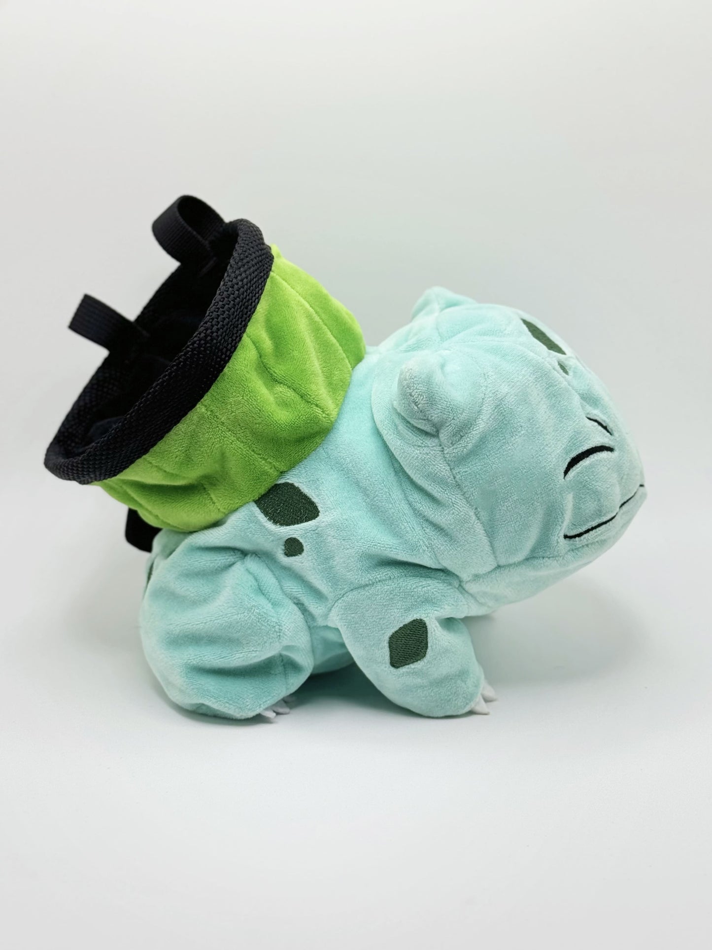 Smiling Bulbasaur cute plush chalk bag for rock climbing, available in two expression styles. This functional Grass-type plush makes an adorable climbing gift for climbers.