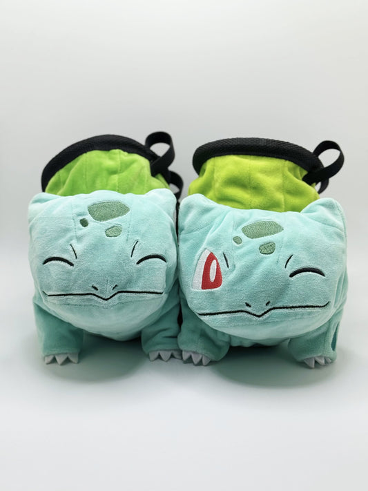 Smiling Bulbasaur cute plush chalk bag for rock climbing, available in two expression styles. This functional Grass-type plush makes an adorable climbing gift for climbers.