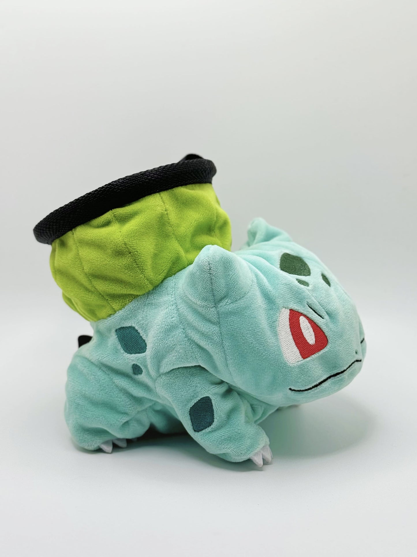 Smiling Bulbasaur cute plush chalk bag for rock climbing, available in two expression styles. This functional Grass-type plush makes an adorable climbing gift for climbers.